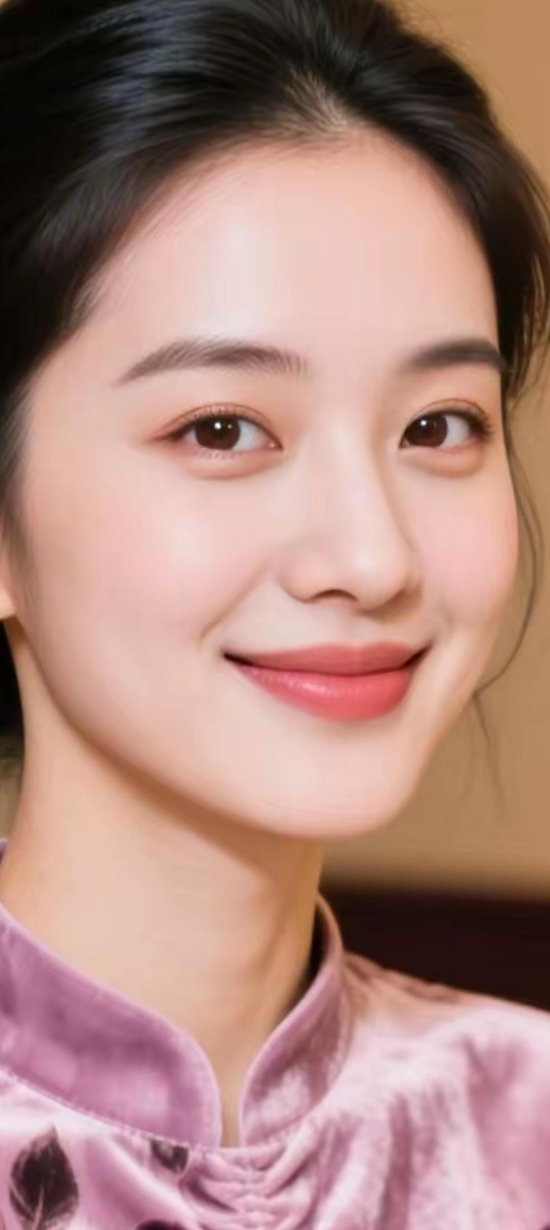 温柔甜美的微笑，穿着粉紫色丝绒旗袍，散发着优雅与魅力。