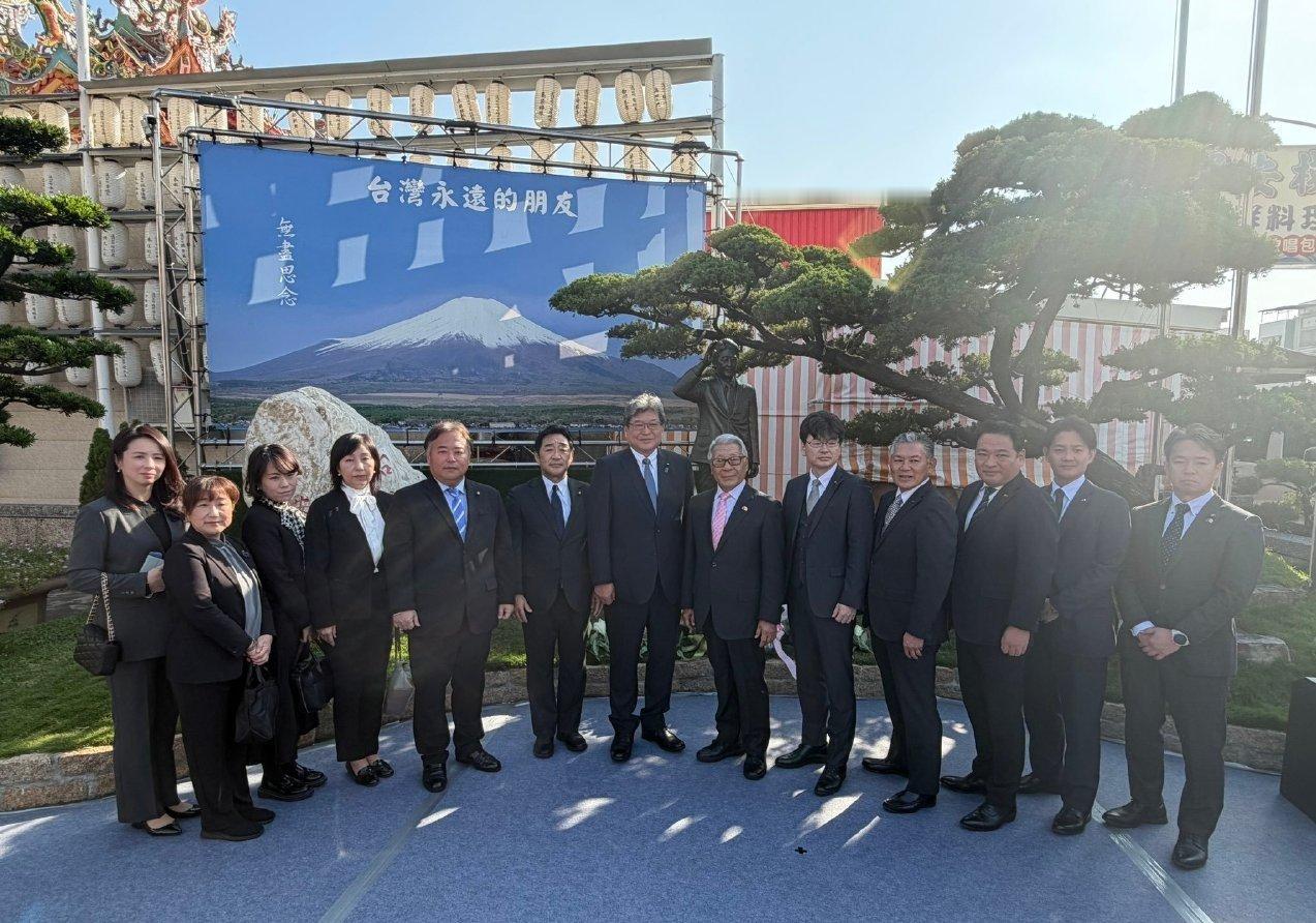 高雄市长和日本“窜台”政客去了红毛港“保安堂”12月23日，台湾地区高雄市长陈其