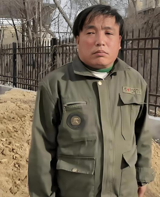 2008年，宋小宝拜访师傅赵本山时说：“你能不能收我一个朋友为徒？他有极高的喜剧