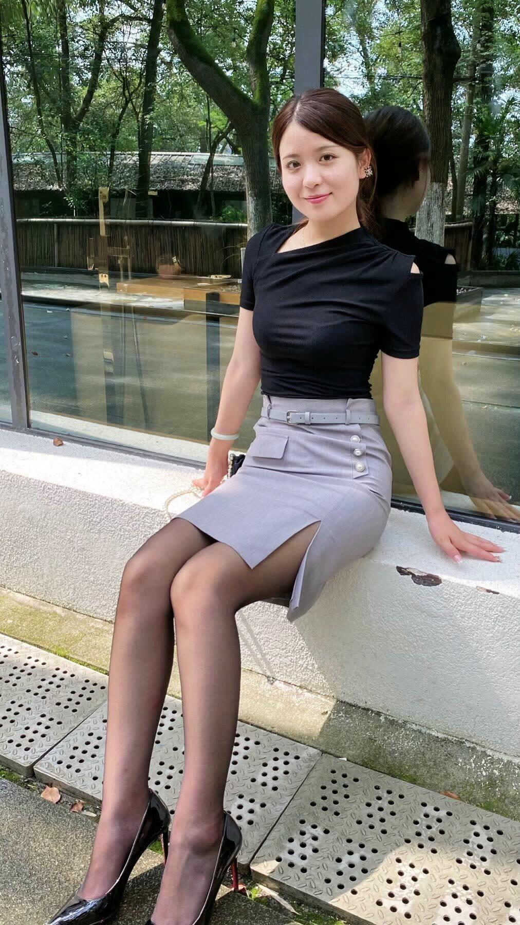 优雅职场风，黑色上衣搭配灰色裙摆，高跟鞋点缀，自信满满！👠💄