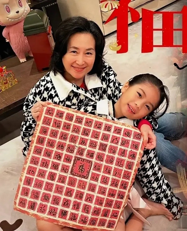 何超琼春节到四太女儿家做客，跟何超盈女儿穿亲子装，姐妹俩很亲！