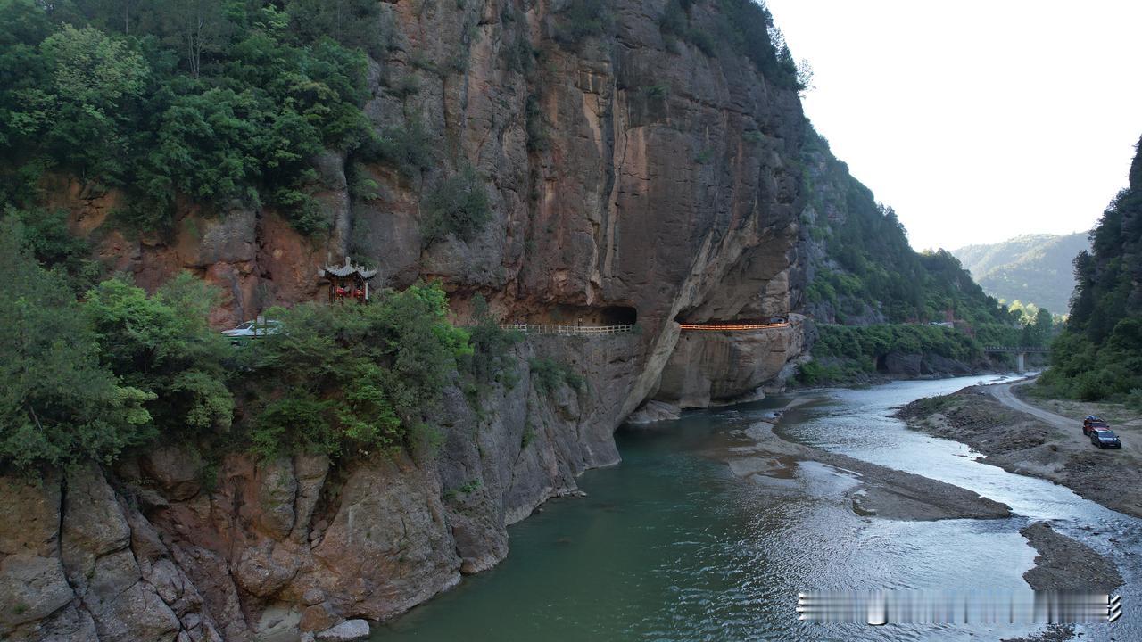 甘肃唯一挂壁公路，就在徽县柳林镇。徽县到天水，或者到兰州都路过此地。