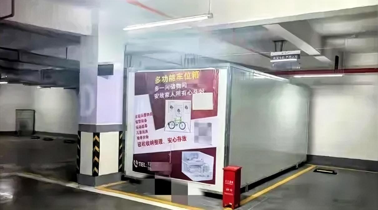 云南昆明，一男子买了车位，但没买车辆，车位一直闲置，于是他花6700元定制了一个