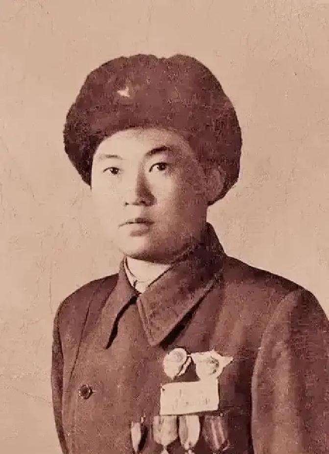 1950年，战斗英雄下身血流不止，医生正要帮她脱裤治疗，她强忍疼痛阻止说：“让女