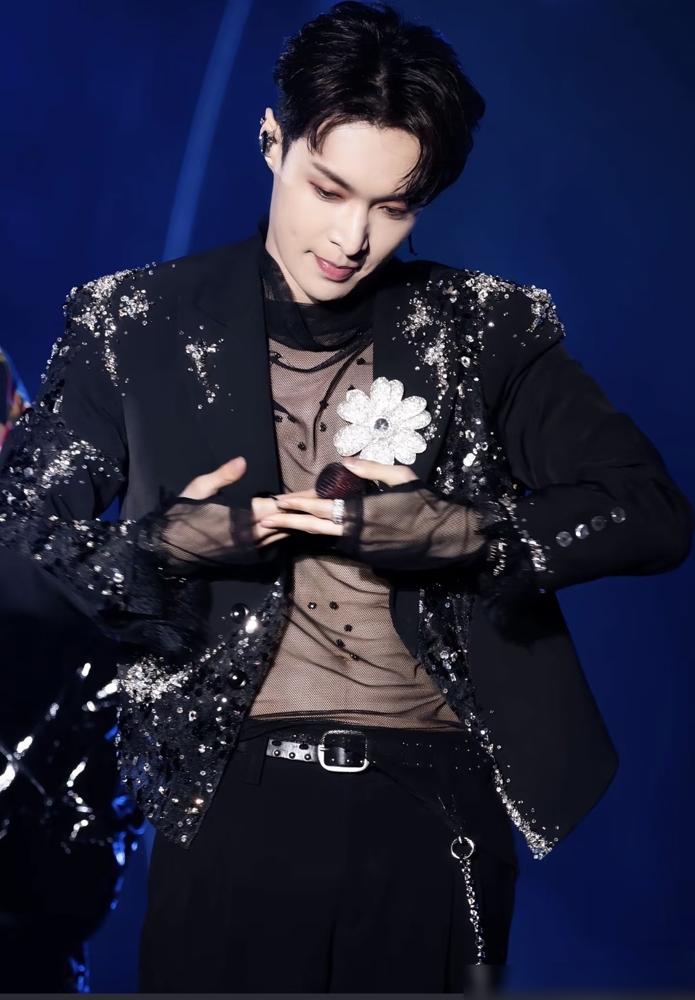 你敢信？理记刚锤完张艺兴就认了：是谢娜递的料，帮张杰挡黑！3月9号他拍桌放锤