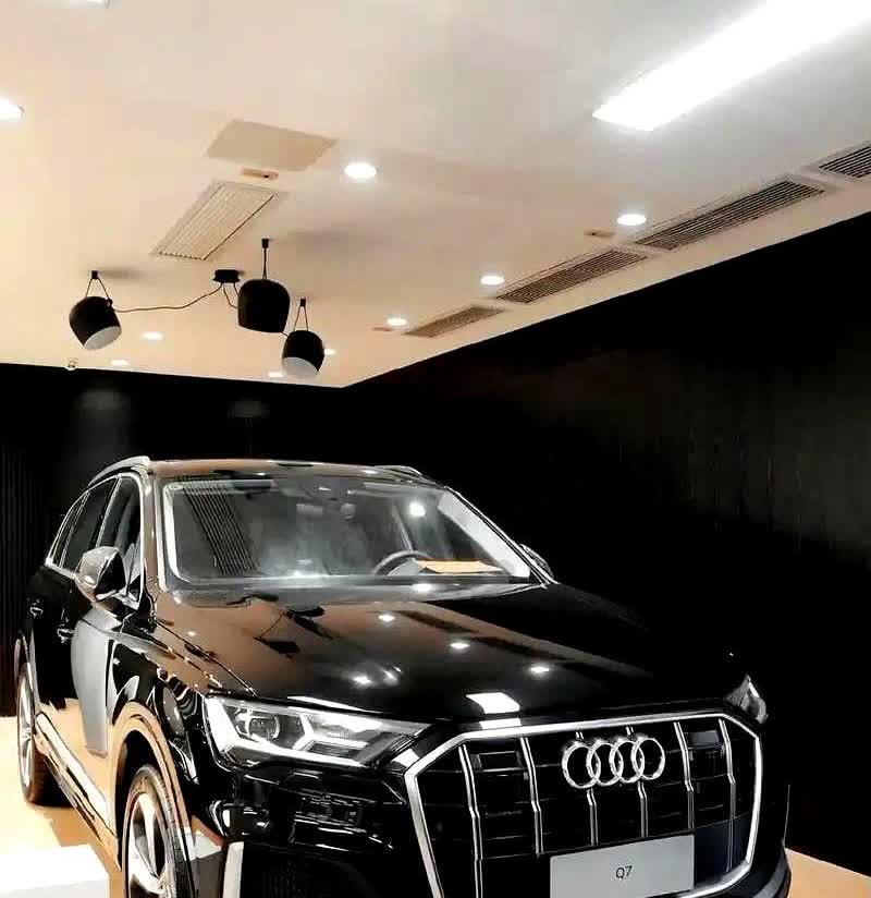 上周陪发小去4S店提了台2024款奥迪Q73.0T尊贵版，这车现在落地75万左