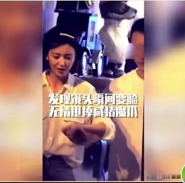 佟丽娅现身酒吧和小鲜肉手牵手看到镜头立马甩开还好还好小鲜肉平头长