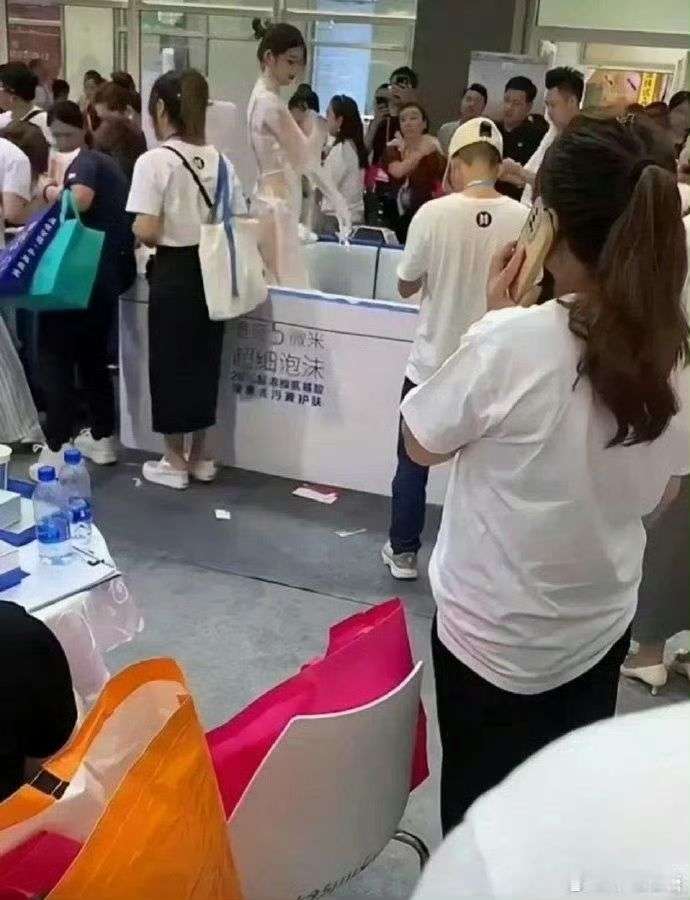 这个女孩卖沐浴露也太拼了吧