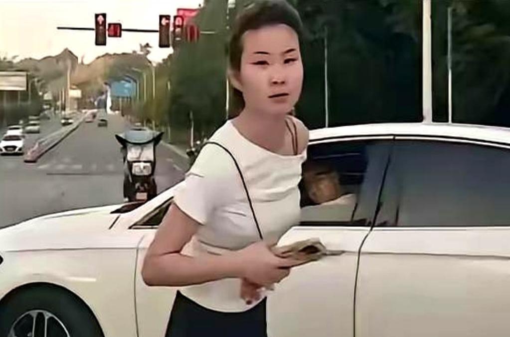 重庆“口水姐”被抓了，可她嚣张的底气到底从哪来？一段晚高峰的行车记录仪视频，