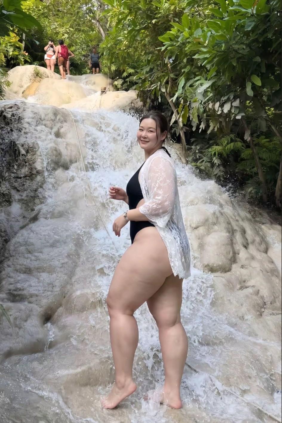 夏天的炎热让人烦躁，这时去山上的瀑布边玩简直爽翻！青山绿水间，在天然氧吧里呼吸新