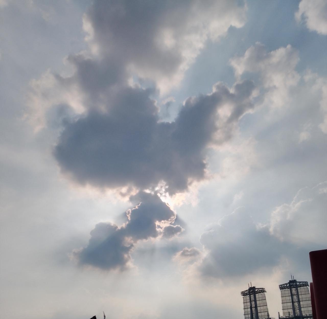 说一说香港的那场大火，深圳的消防车原本想过去帮忙灭火的，但是香港的消防部门却说没