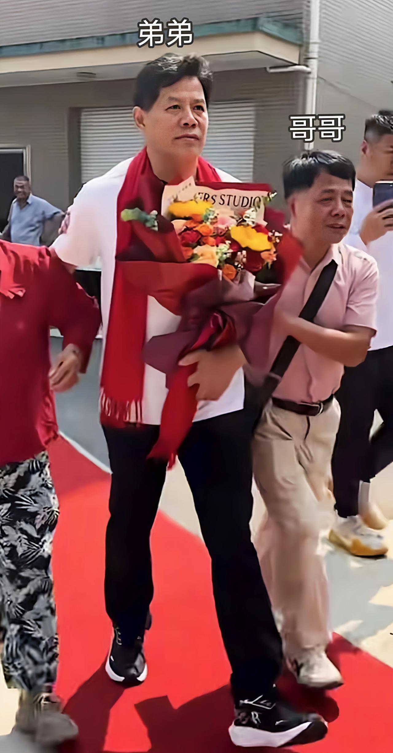 浙江海宁，一名男子刚出生28天，因原生家庭家境贫寒、子女众多，被家人送往山东日照