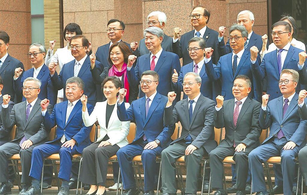 赖清德团队纷纷跳船明天赖清德强推的第二阶段大罢免投票在即，赖清德扭扭捏捏地小