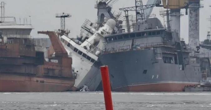 俄罗斯这下损失大了，25日一艘停泊在列宁格勒维堡造船厂的23550型武装破