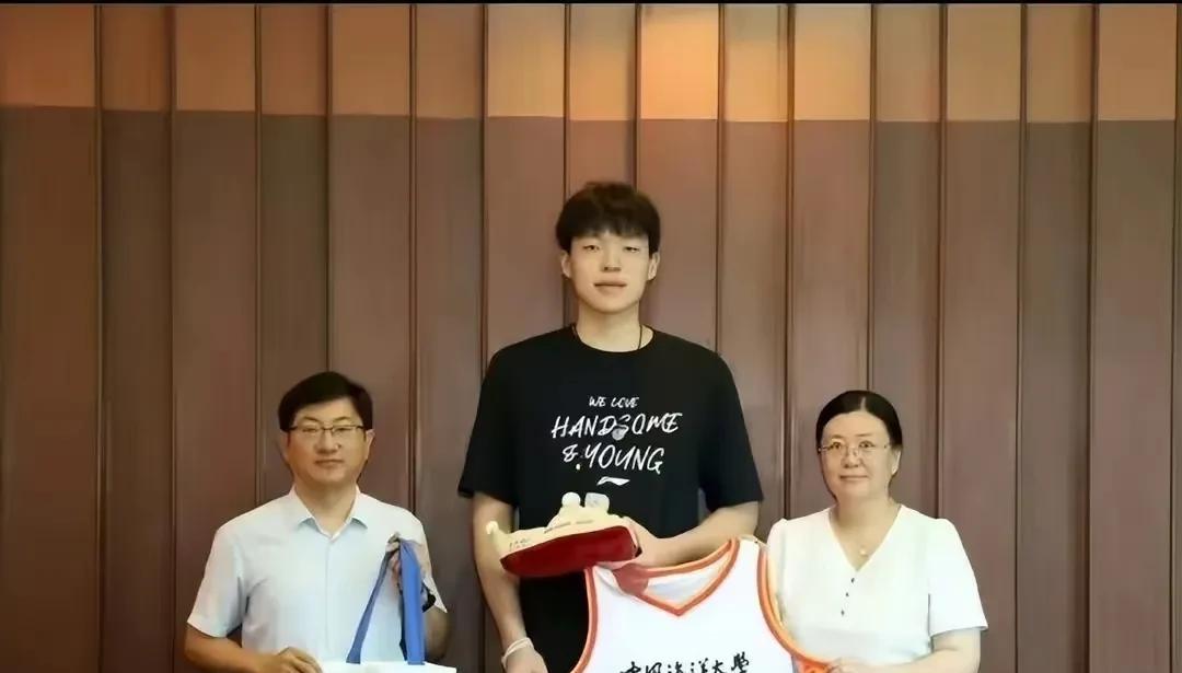人一出名，啥好处都来了！杨瀚森拿到本科录取通知书！近日，杨瀚森回国办理个人事情
