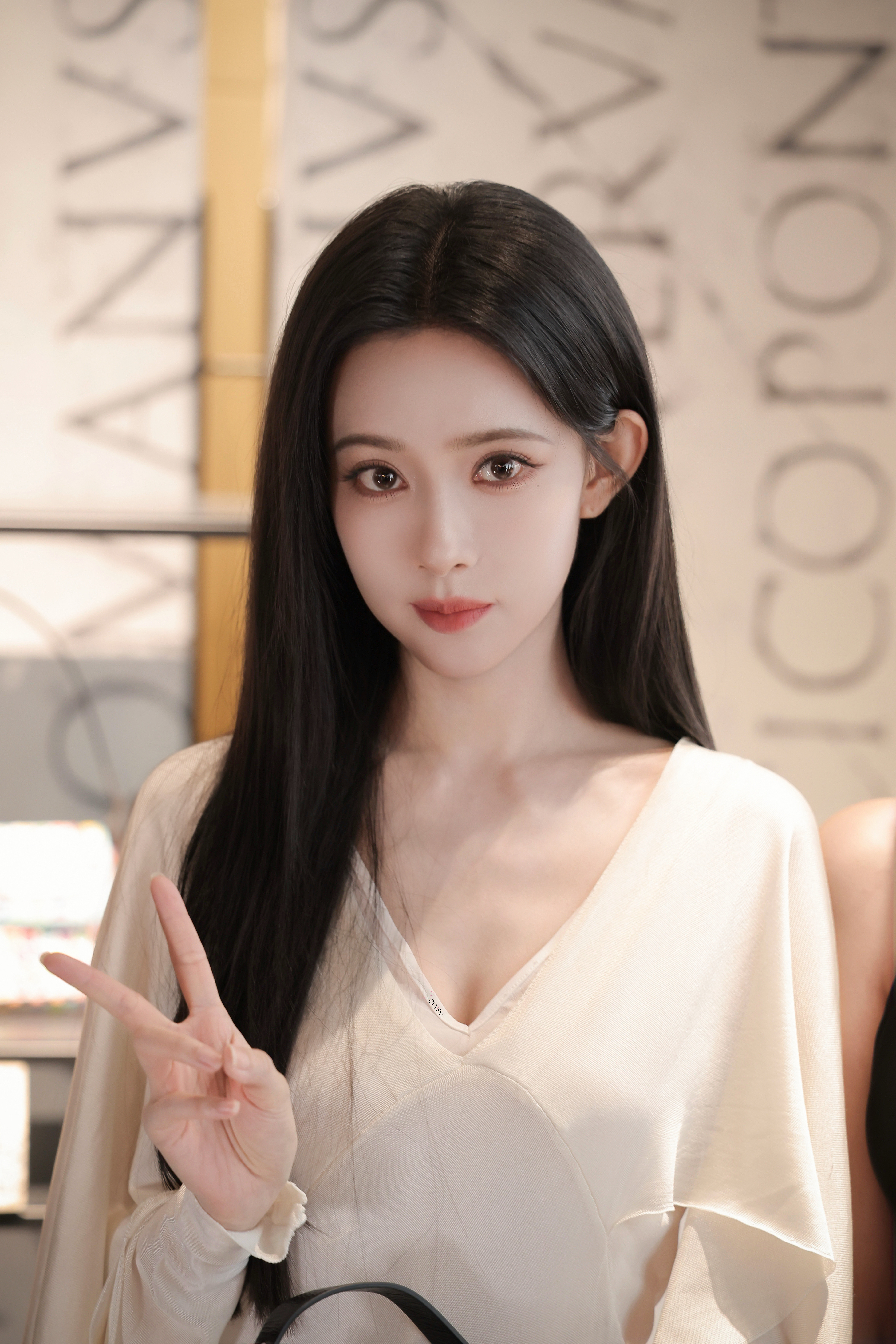 孟子义·垂坠感白裙贴合身形，勾勒出流畅柔和的身段，长发散落，眉眼沉静，优雅又藏着