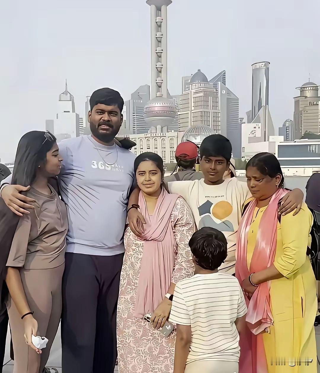 印度来华留学生，在国内大学上了医学，即将毕业的时候，他的同学为了工作东奔西