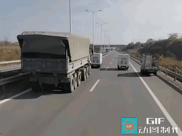 大车多次鸣笛无效，原来前面两辆车是无人驾驶。两辆车不仅龟速行驶，