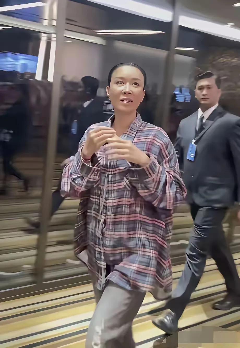 卸了妆的那英走在大街上让你分辨不出和农村大妈有什么区别，甚至气质和都市村庄的拆迁