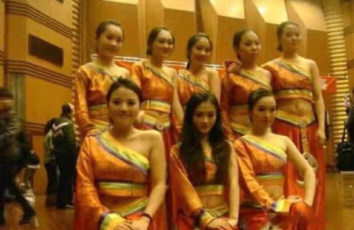 鞠婧祎高中时期文艺汇演的照片，确实一眼看过去她最突出。脸小、身量也小，站在人群里