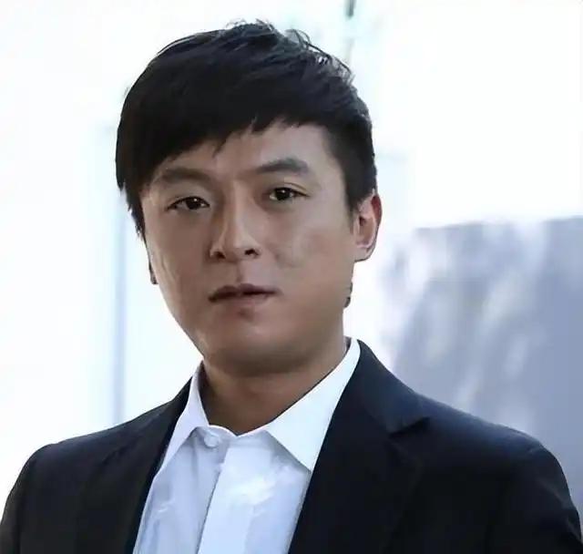 “逼走3任儿媳，46岁儿躺‘狗窝’母知错”。朱雨辰1979年2月出生于上海，如今