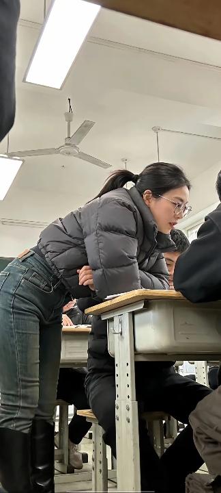 教书声中传古韵，学子心间悟真经。人教书育人