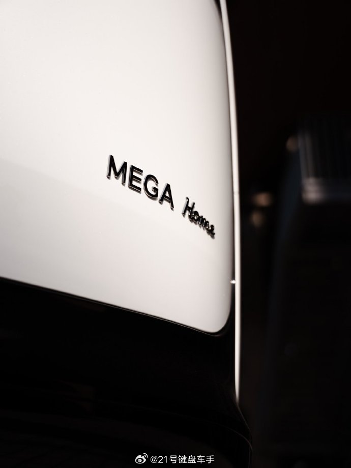 熊猫色的理想MEGA理想开始预热新一代MEGA（MEGAHome）了。新车熊猫白珍珠漆涂装完成升级，