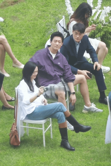 估计钟楚曦和侯雯元分手是因为实在不喜欢肌肉发达但头脑简单的人，这个侯雯元比个心都