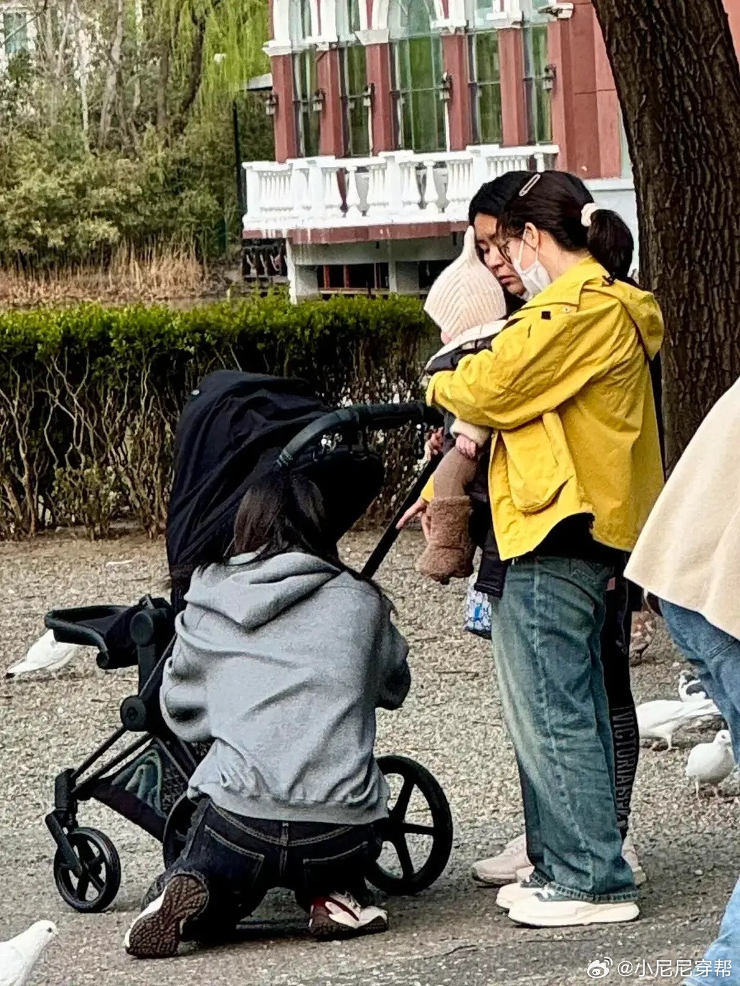 何穗携俩保姆带娃逛公园，7个月儿子又白又萌，懵懵表情像陈伟霆！