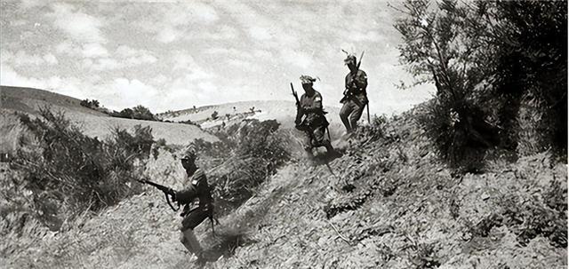 1941年，农民忙着过腊八节，一卖油郎来到南龙岗村，拿起糖果问玩耍的小孩：“你家