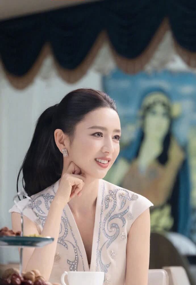 佟丽娅也曾是打工人。她带鲁豫去吃新疆菜。烤包子、大盘鸡、辣皮子拌面，满满一桌家乡味。开这家店的，是她