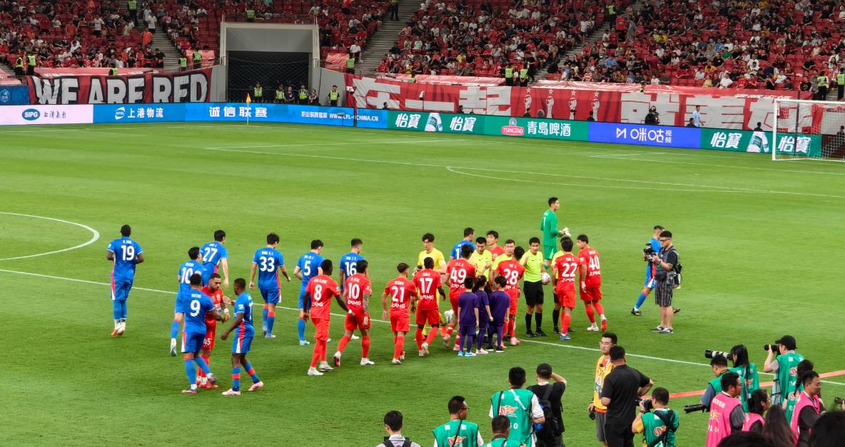 不知道斯卢茨基怎么想的，在德比战中放着正牌中后卫杨帅和李松益不用，非要让主力左边