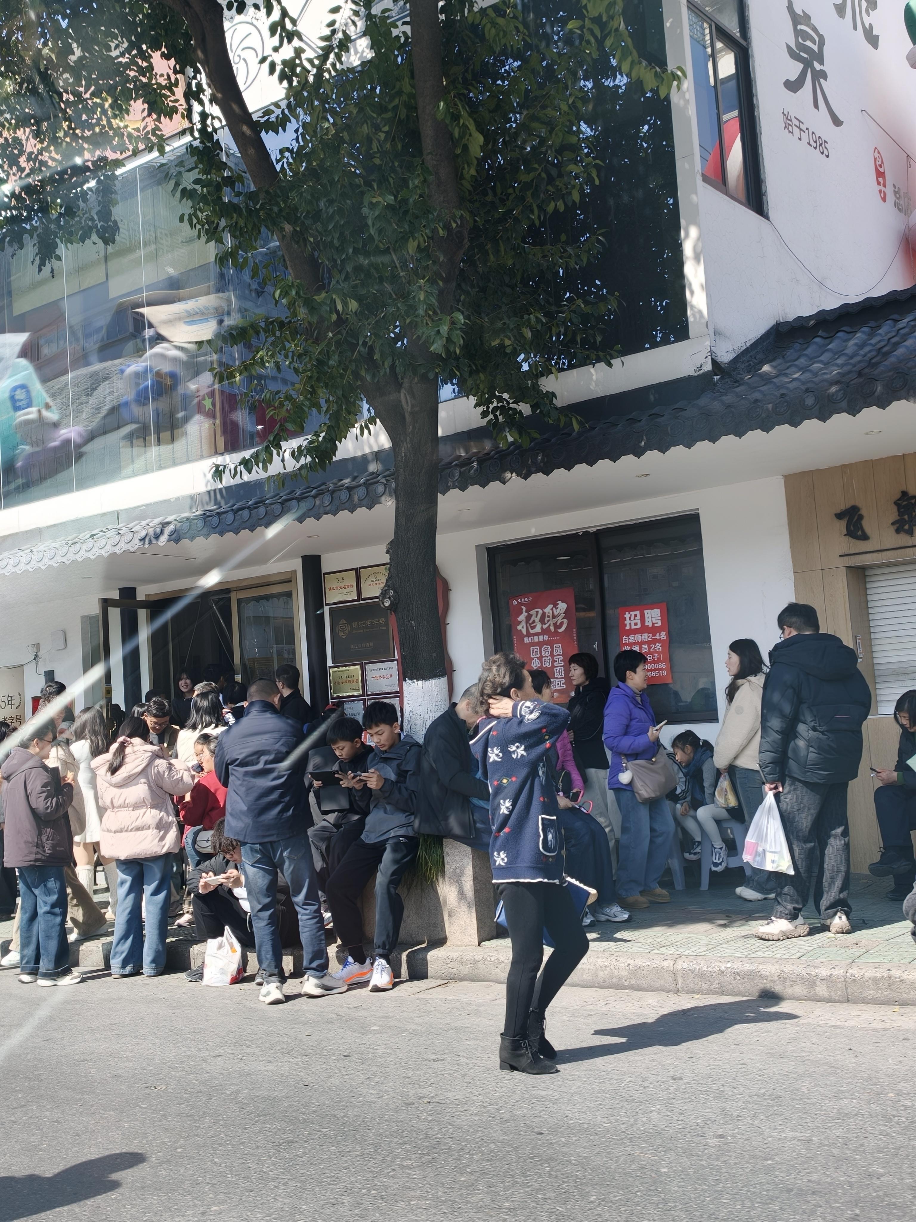 妈耶，等他们排到位置，早茶就变下午茶了，果断告辞