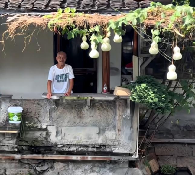 原来最新火出圈的浙江绍兴“葫芦娃爷爷”是一位失独老人，因为唯一的孩子去世，房门已