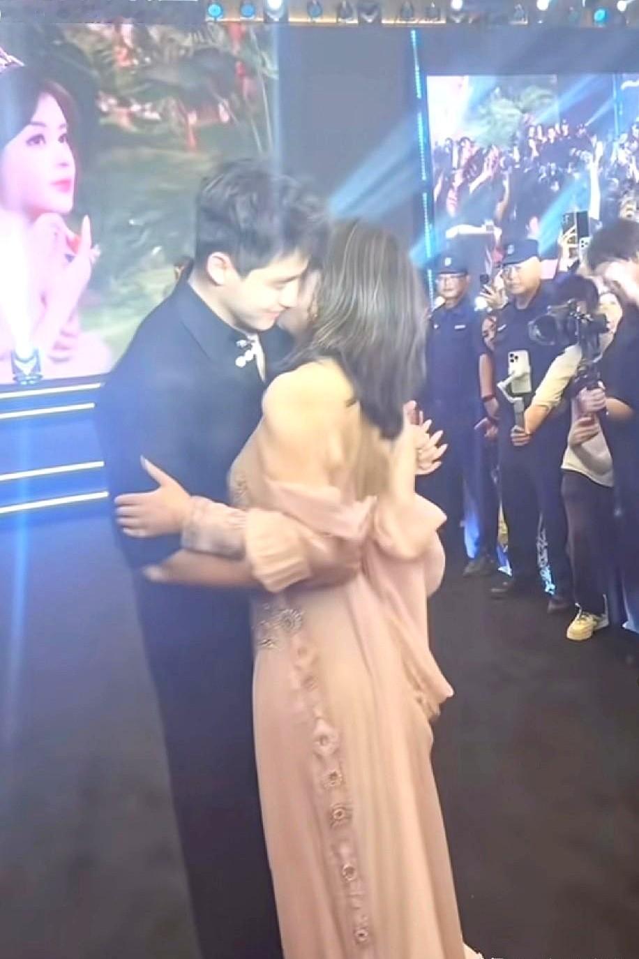 这小男友的表情，真是把“勉强”写在了脸上。医美圈名人于文红，最近在线下和粉丝