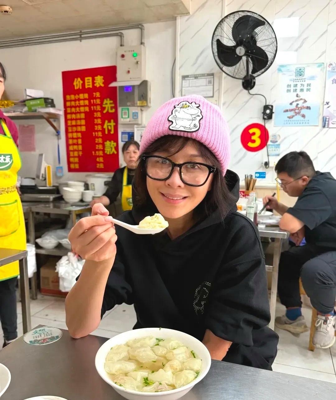 60岁刘嘉玲，陪母亲回老家苏州，在苍蝇馆子吃云吞，看起来像少女一样，一点不显老！