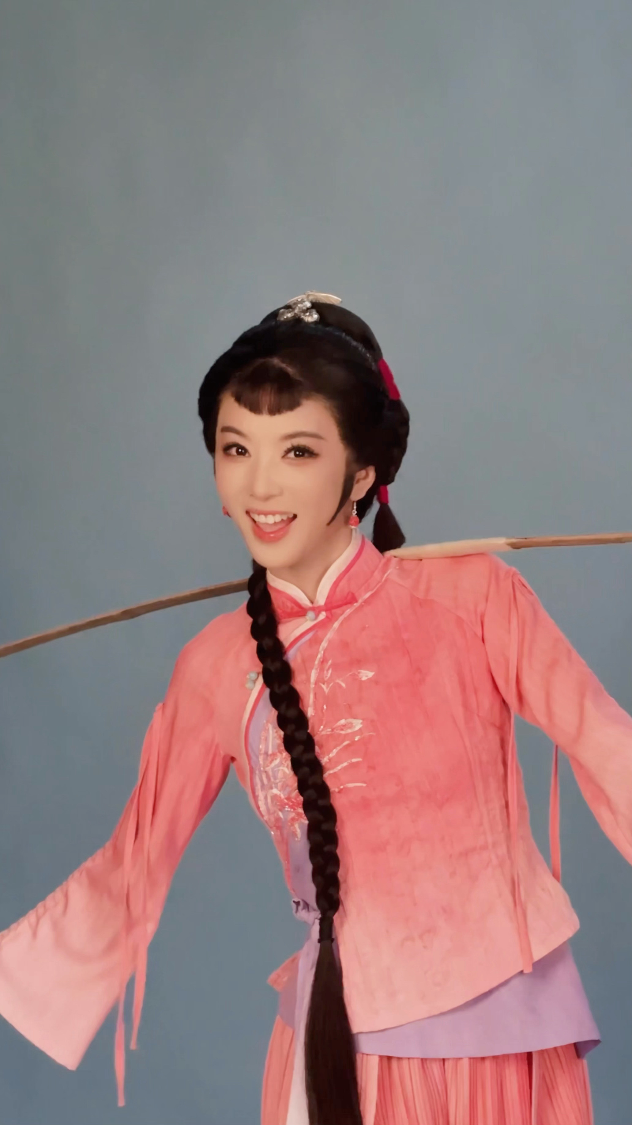 李云霄☁️李云霄九斤姑娘扁担摇，发辫扬灵动小九斤持续加载中🩵