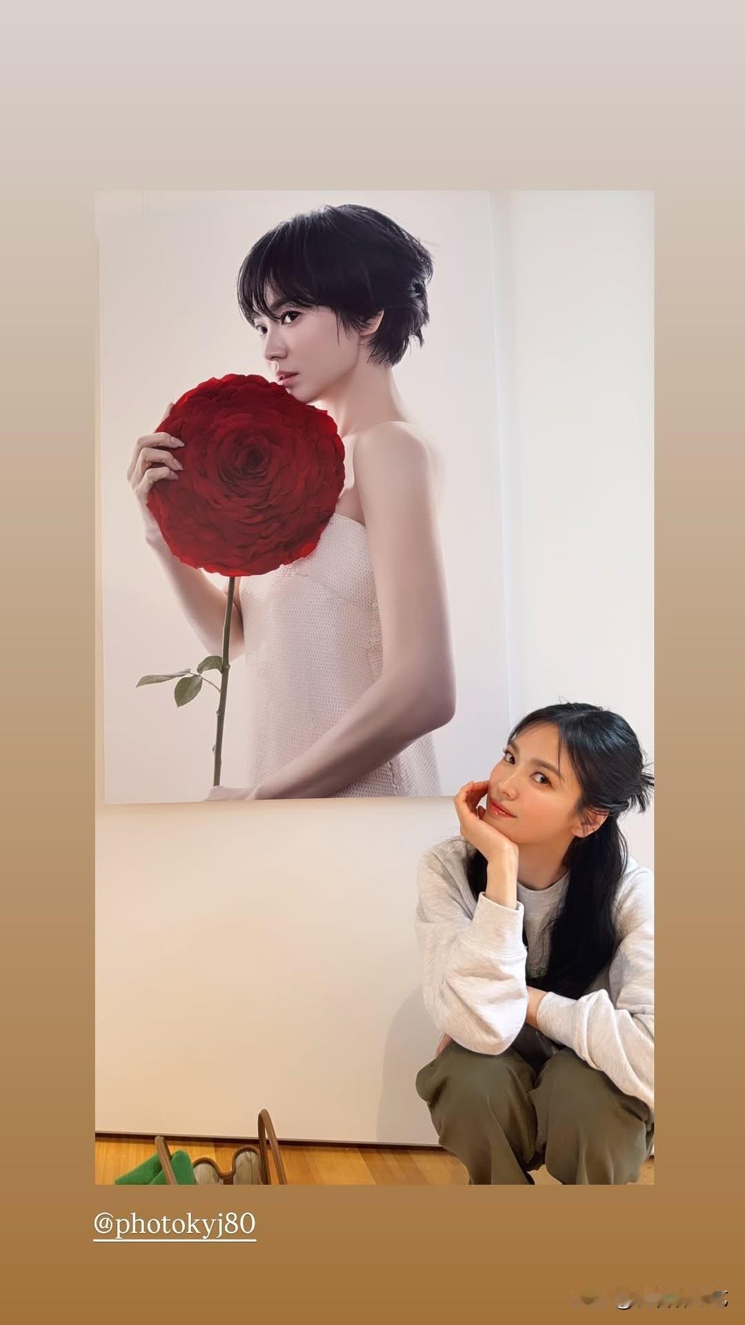 19日，演员宋慧乔在Instagram上传了照片，并配文“恭喜欧巴的展览开幕”。