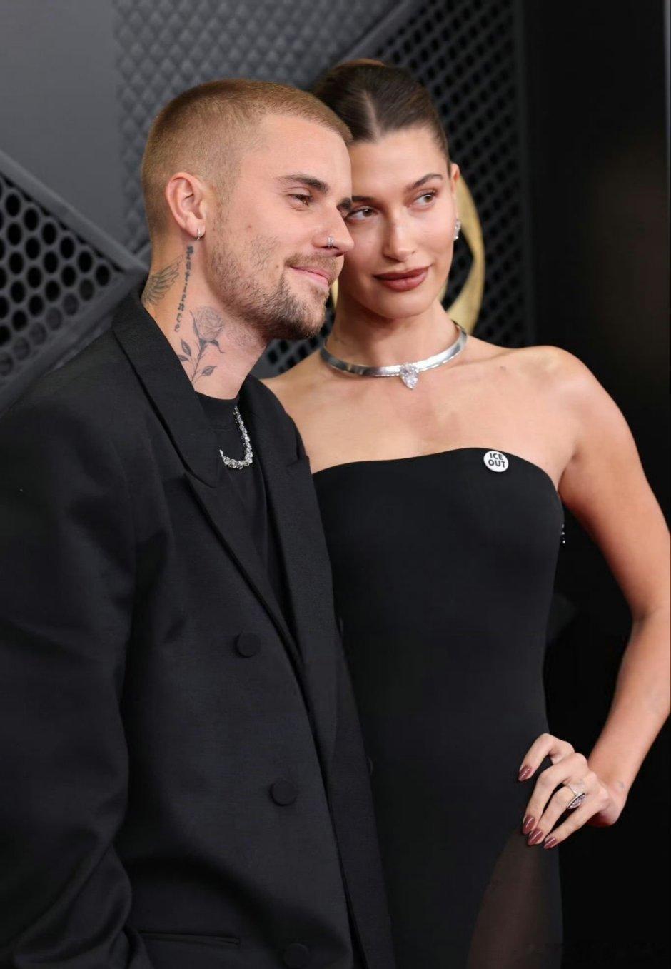 比伯和海莉两口子，今天穿黑色的这么多格莱美