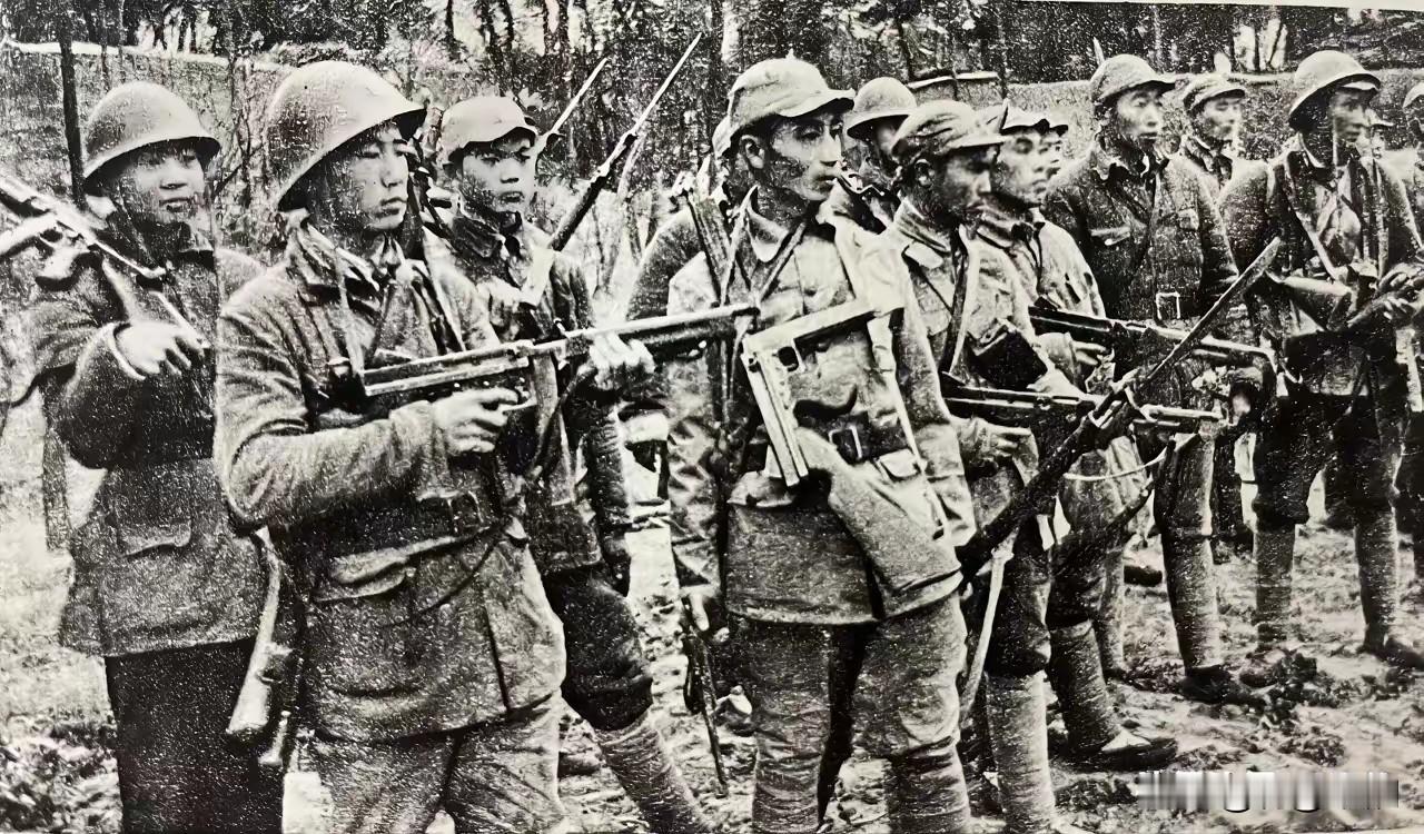 解放战争中，我军缴获大量国民党军美械武器装备，其中汤普森冲锋枪和M1卡宾枪深受我