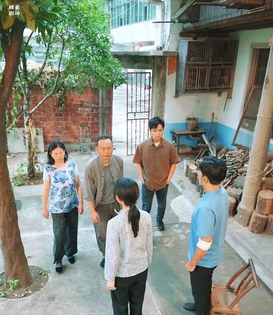 我堂叔和我堂婶结婚当晚就分床睡了。分床的原因是因为我堂婶长的太丑了。这可不是一般