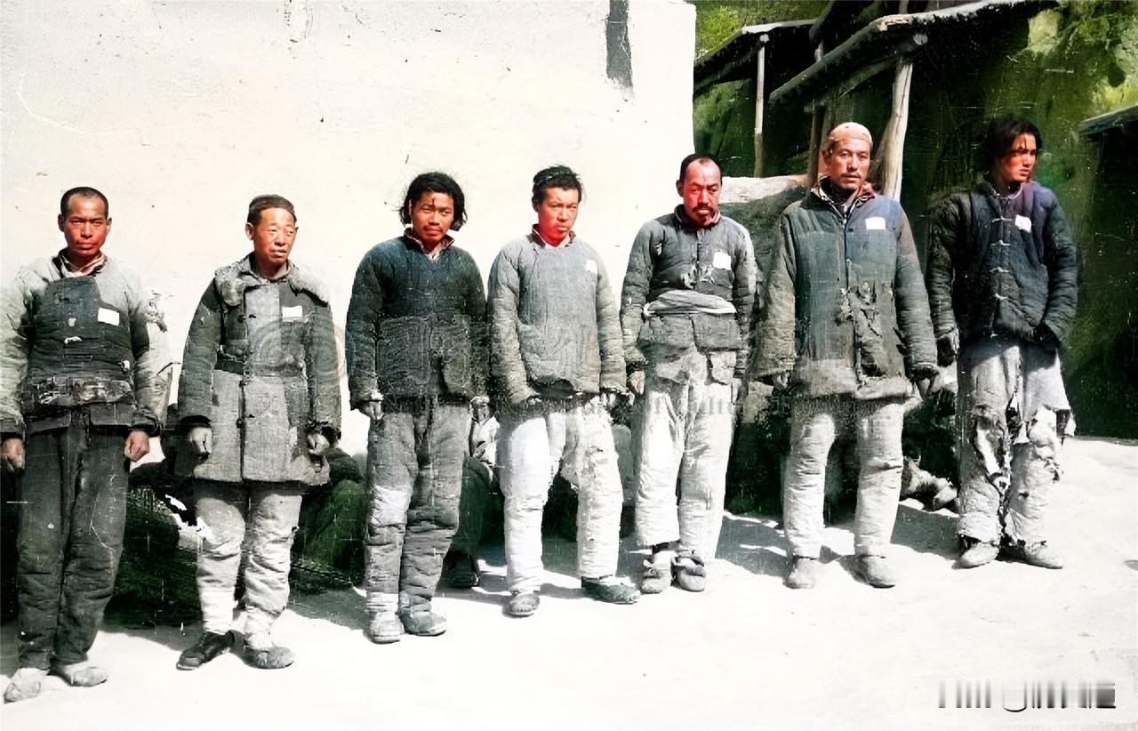 1947年，国军攻占延安后，将这里的青壮年贴上标签，并集中看管起来。这些无精打采