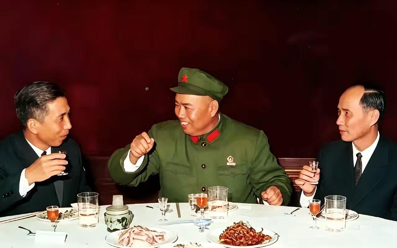 我敢说，认识其中两位老前辈的，至少六十岁了