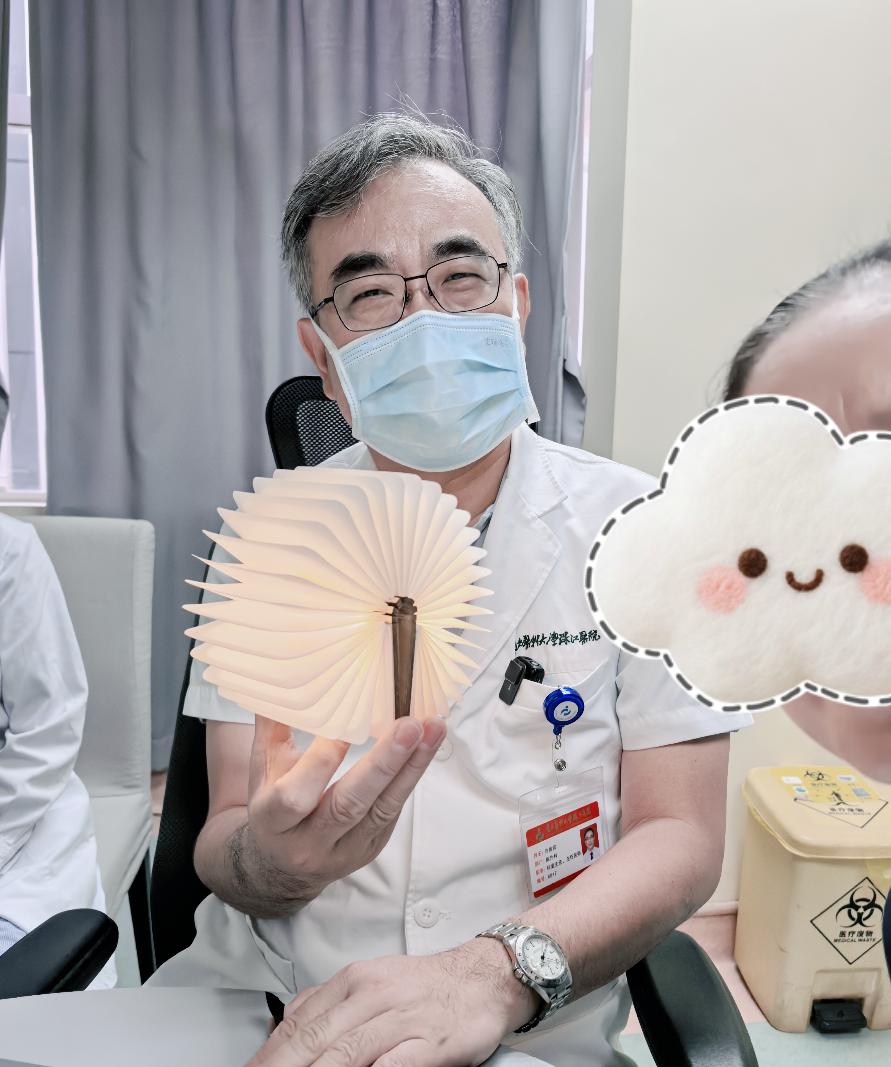 出门诊从早上八点半，一直忙到下午四点半。那天我特别累，不光是身体上的疲惫，心里更