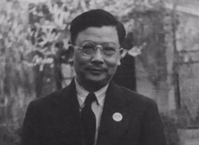 1949年，李克农突然笑问毛主席：“主席，你知道美国总统每天上班后的第一件事是什