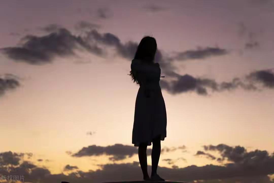 一个无奈现象：在和睦的家庭里，夫妻至少有一个是“傻子”。这句话听起来刺耳，却道