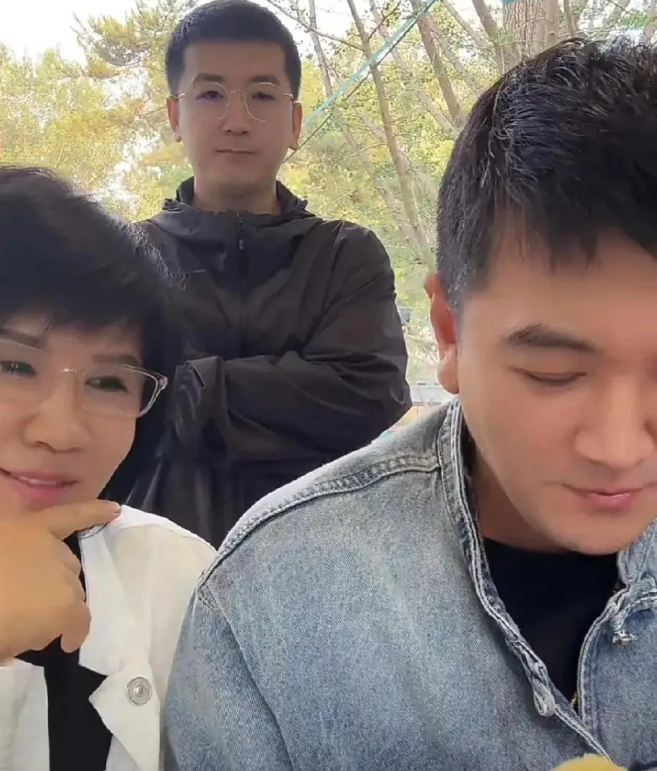 我不信，杨子最擅长剧本了！说兜里只剩六十九元，在老家靠去大哥、老妈家蹭饭度日，