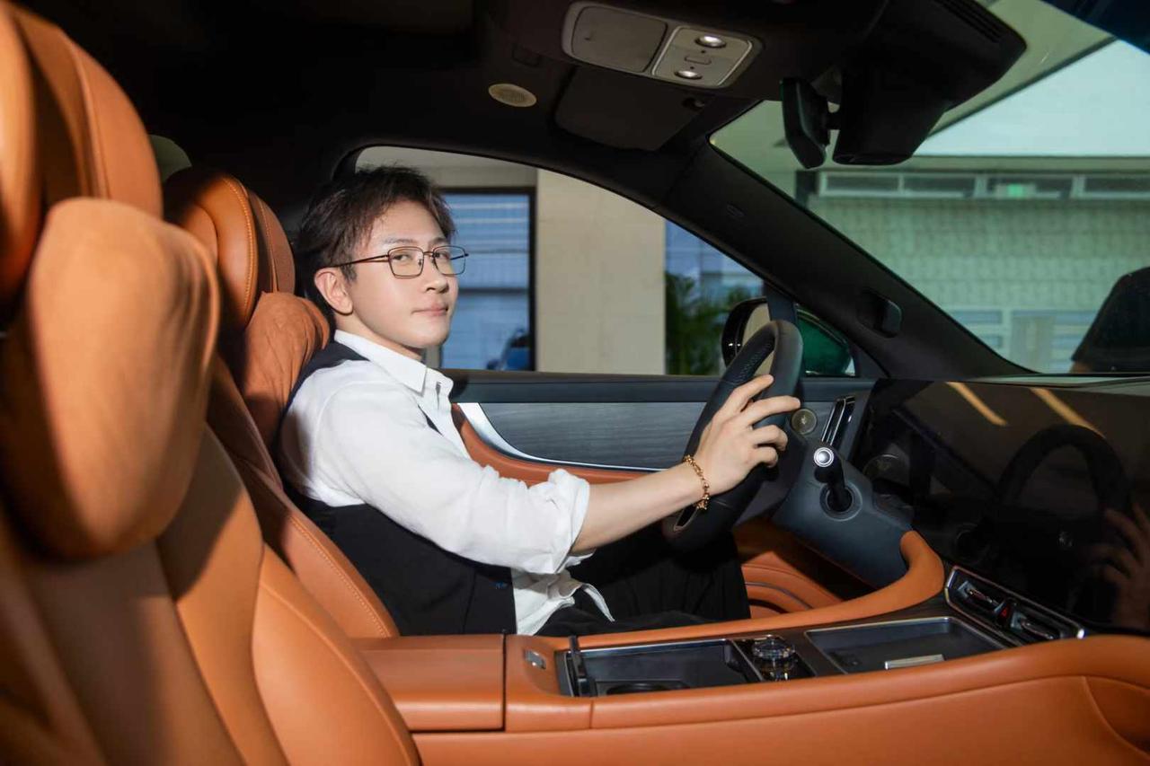 刘谦说胡兵银发第一帅自己第二帅问界M9星光之夜刘谦的临场反应我给满分。一句趣味回