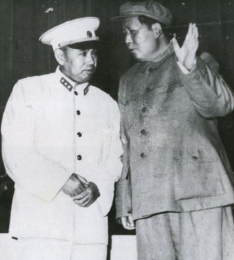1973年，毛主席和许世友下棋，没想到毛主席第一步就走了“将”，看着许世友疑惑地