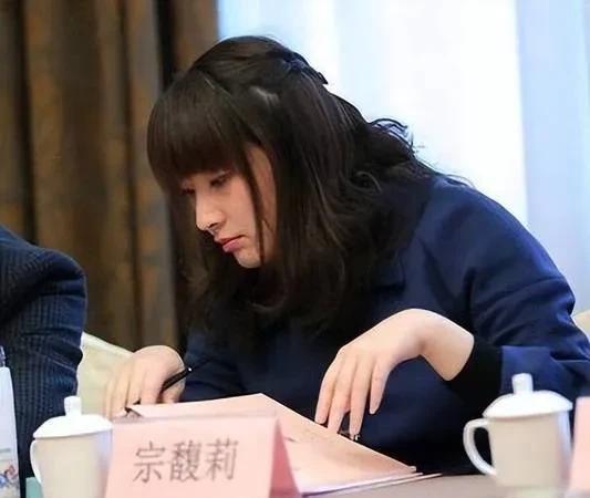 翻到数年前一个视频，才发现宗馥莉不是在争遗产，也不是在夺权，而是在“复仇”！当